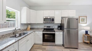 Rumah, Beberapa Tempat Tidur, dapur, pemandangan kebun (Among the Palms Cottage) | Dapur pribadi