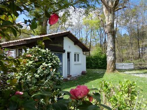 A small white building with a brown roof, surrounded by lush greenery and trees. - Le Mont - ST-GEOURS-DE-MAREMNE (ST-GEOURS-DE-MAREMNE)