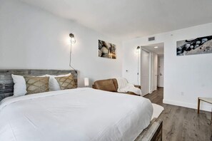 Bed sheets - Elegant High‑Floor Studio | Balcony Near Ocean 2910 (Hallandale Beach)