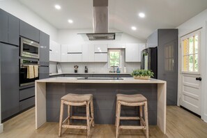 Private kitchen - The White Brick Cottage located in Buckhead Area: Peaceful and Charming (Atlanta)