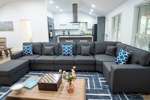 Living area - The White Brick Cottage located in Buckhead Area: Peaceful and Charming (Atlanta)