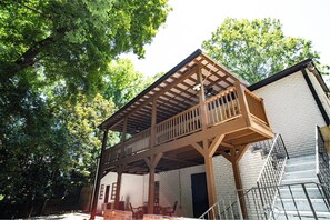 Exterior - The White Brick Cottage located in Buckhead Area: Peaceful and Charming (Atlanta)