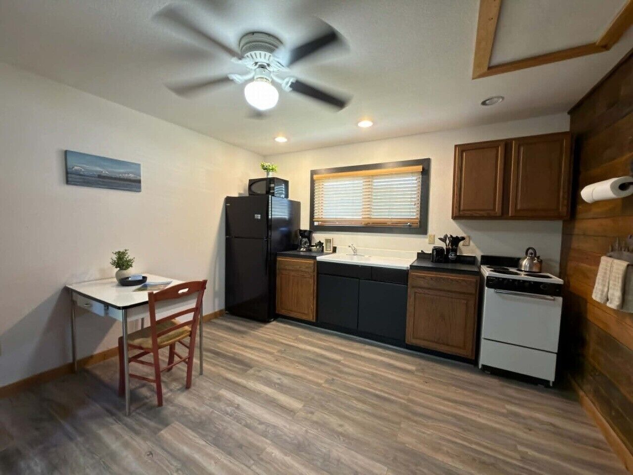 Coffee/tea maker, fridge, microwave, oven