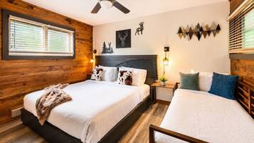 Desk, travel cot, WiFi, bed sheets