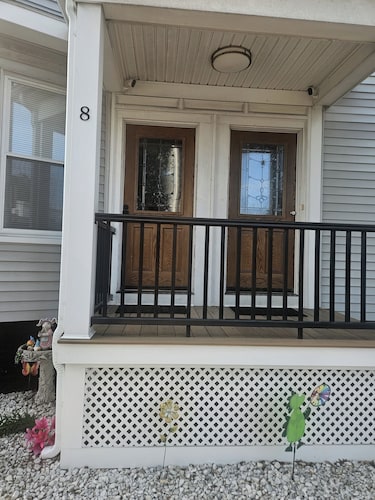 2-bedroom bed & breakfast in adorable Lynn with AC comfort