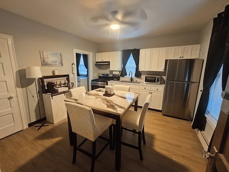 2-bedroom bed & breakfast in adorable Lynn with AC comfort