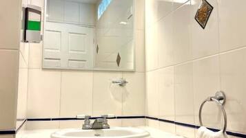 Salle de bain | Douche, serviettes fournies, savon, papier toilette