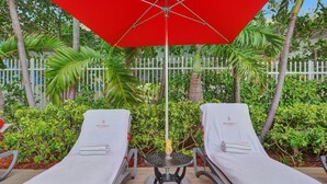 Property grounds - Elegant Corner Condo | Balcony & Canal View 2910 (Hallandale Beach)