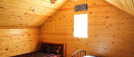2 bedrooms, travel cot, free WiFi, bed sheets