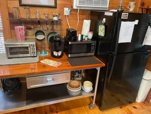 Een koffiezetapparaat/waterkoker, een koelkast, een magnetron