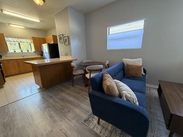 Living area - Modern 2 bedroom for couples, families Pet Friendly (Eureka)
