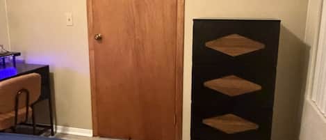 2 habitaciones, escritorio, tabla de planchar con plancha y wifi gratis