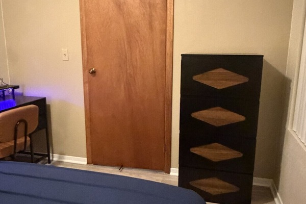 Queen Bedroom with laptop space