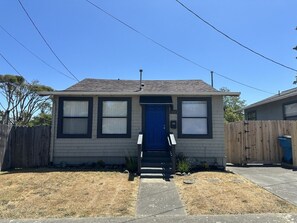 Exterior - Modern 2 bedroom for couples, families Pet Friendly (Eureka)