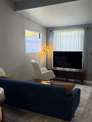 Living area - Modern 2 bedroom for couples, families Pet Friendly (Eureka)