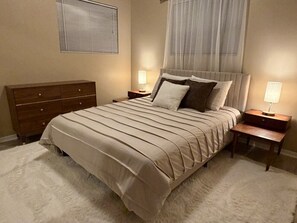 Room - Modern 2 bedroom for couples, families Pet Friendly (Eureka)