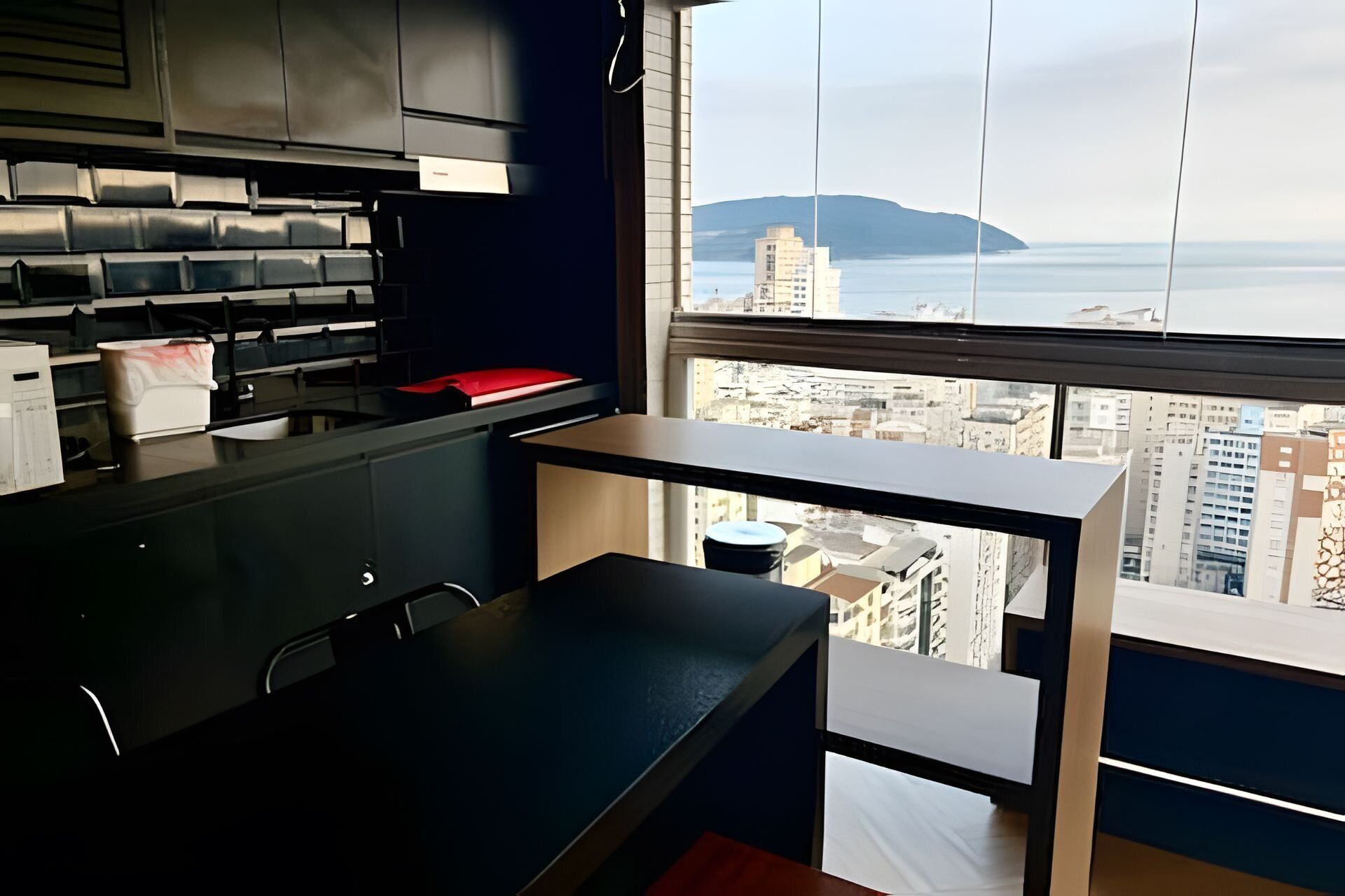 Cocina moderna con vistas a la ciudad y a la montaña.