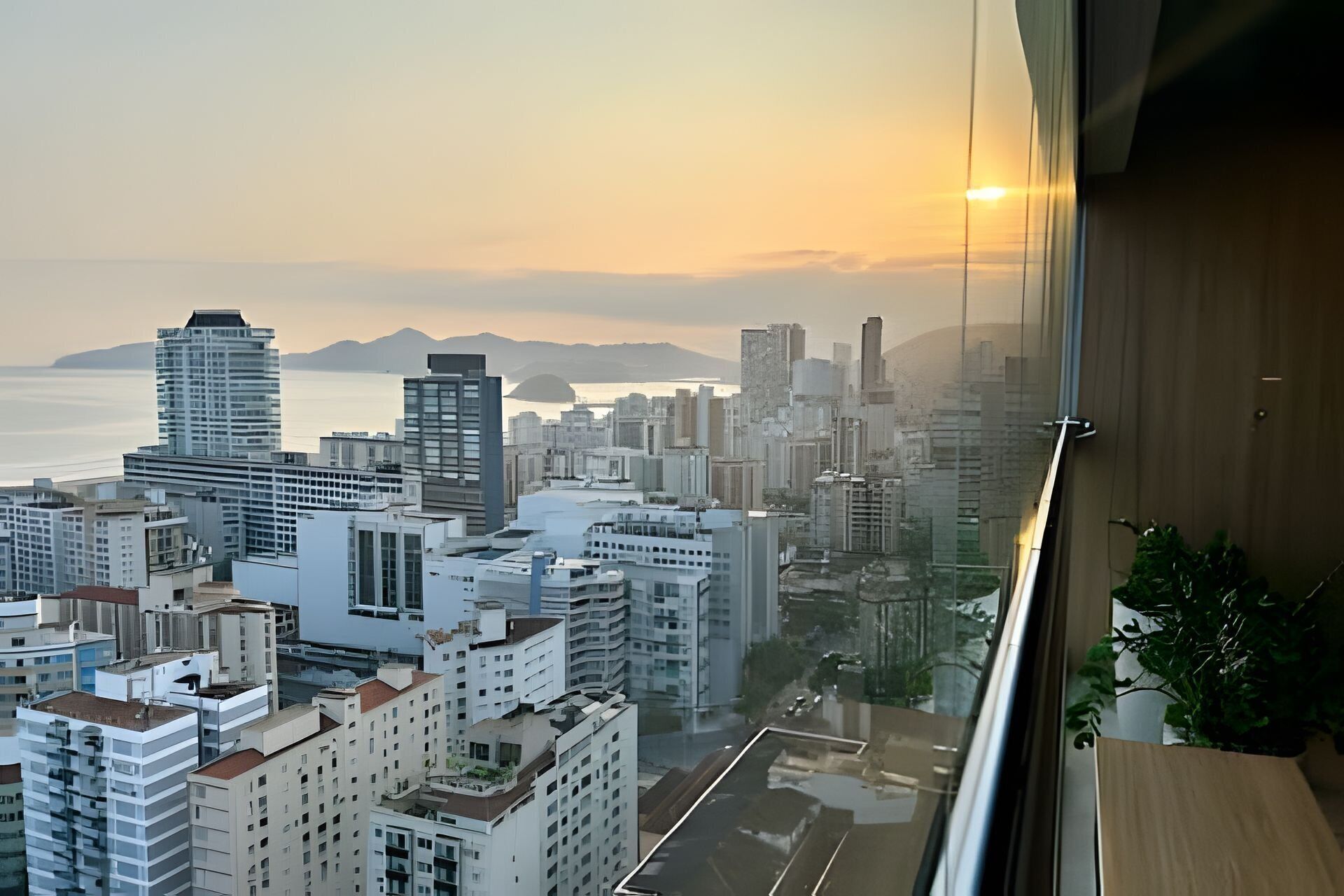 Un paisaje urbano con edificios modernos y vista al mar.