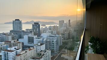 Un paisaje urbano con edificios modernos y vista al mar.