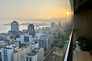 Un paysage urbain avec des bâtiments modernes et une vue sur la mer.