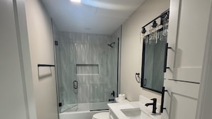Bathroom - Waterfront - Private Dock - Two Suites (Algonquin)