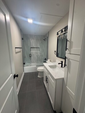 Bathroom - Waterfront - Private Dock - Two Suites (Algonquin)