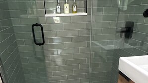 Bathroom - Waterfront - Private Dock - Two Suites (Algonquin)
