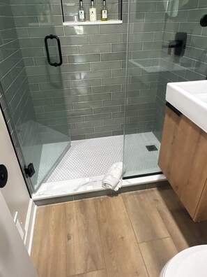 Bathroom - Waterfront - Private Dock - Two Suites (Algonquin)