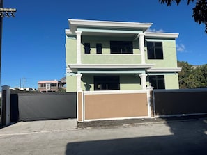 Bangalô, 4 quartos, varanda | Fachada
