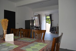 Bangalô, 4 quartos, varanda | Sala de jantar