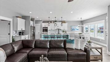 House, Multiple Beds, Patio, Pool View (Insta-Ahhh) | Living area