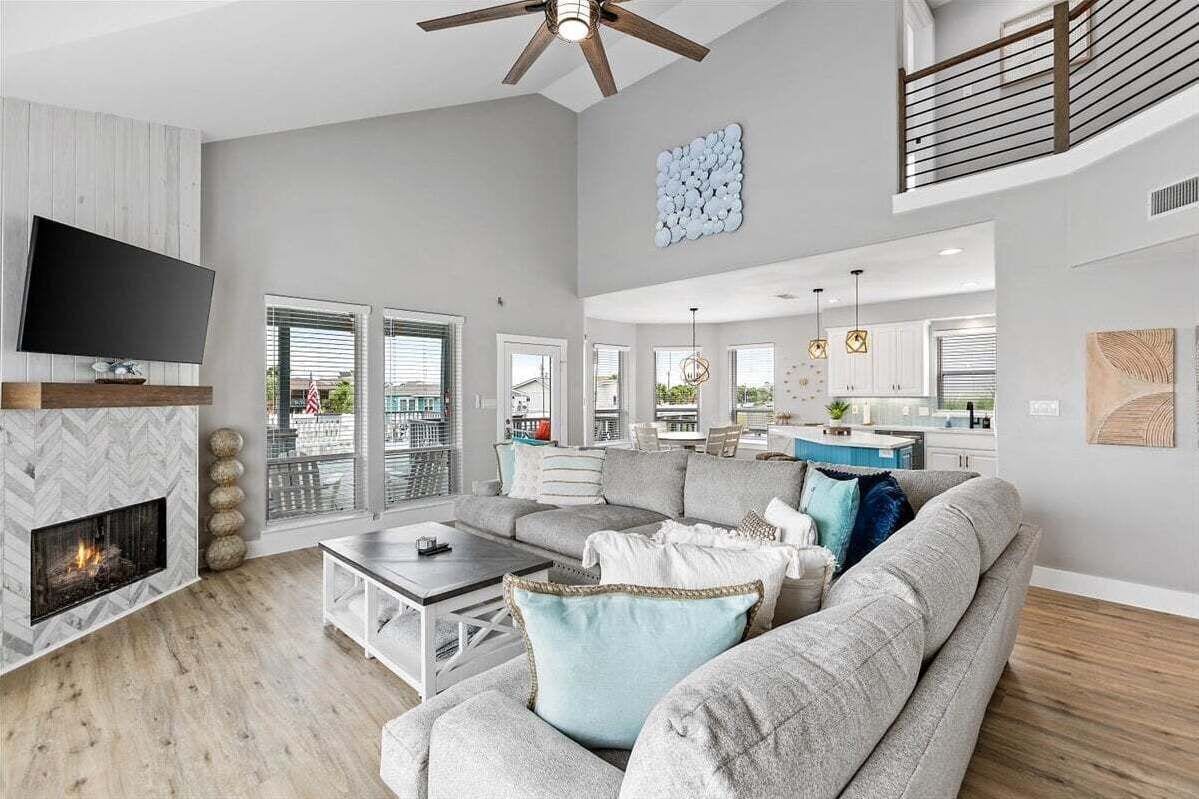 House, Multiple Beds, Pool Access, Pool View (Bay Dayz) | Living area