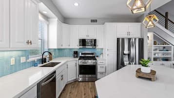 House, Multiple Beds, Pool Access, Pool View (Bay Dayz) | Private kitchen