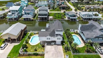 Zona residencial con casas, una piscina y un muelle.