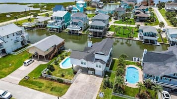 Un quartiere residenziale con case, una piscina e un corpo d'acqua.