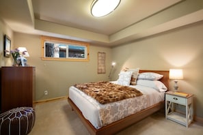 3 bedrooms, travel cot
