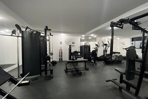 A gym with various exercise equipment, including weight machines, treadmills, and free weights. - SHB Lazer completo no melhor do Guarujá (Guarujá)