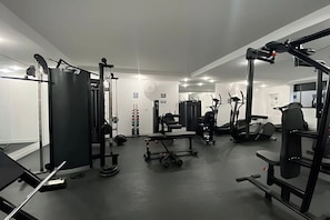 Deluxe-huoneisto, parveke, merinäköala | Kuntoilutila