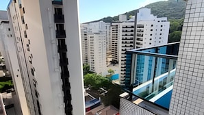 Un edificio de gran altura con un diseño arquitectónico moderno, que cuenta con ventanas amplias y un elemento vertical destacado.