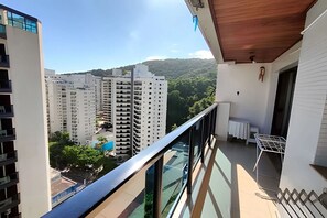 Deluxe-Apartment, Balkon, Meerblick | Unterkunftsgelände