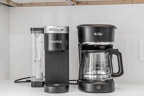Eine Kaffeemaschine von Keurig und eine von Mr. Coffee stehen auf einer Arbeitsplatte.