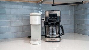 Eine Kaffeemaschine mit Keurig-Kapselspender und einem Shard-Kaffeekrug auf einer Küchenarbeitsplatte.