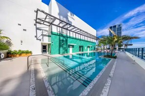 A modern hotel with a rooftop pool, a green wall, and a clear view of the city skyline. - Entire apartment in Miami – NEW (Miami)