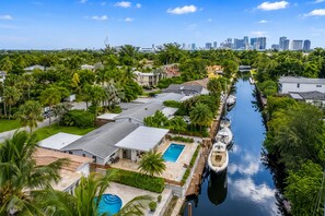 A residential area with a canal, houses, and a city skyline in the background. - Wonderful 3-bedroom house with AC in sunny Fort Lauderdale (Fort Lauderdale)