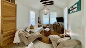 Ferienhaus, 2 Queen-Betten, Gartenblick (Krewe Cottage) | Wohnbereich