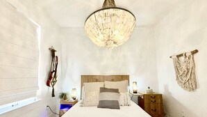 Ferienhaus, 2 Queen-Betten, Gartenblick (Krewe Cottage) | 2 Schlafzimmer, Schreibtisch, laptopgeeigneter Arbeitsplatz