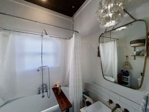 Rumah, 2 Tempat Tidur Queen, pemandangan kebun (Krewe Cottage) | Kamar mandi | Handuk