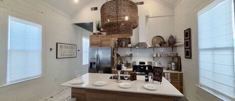 House, 2 Queen Beds, Garden View (Krewe Cottage) | Private kitchen