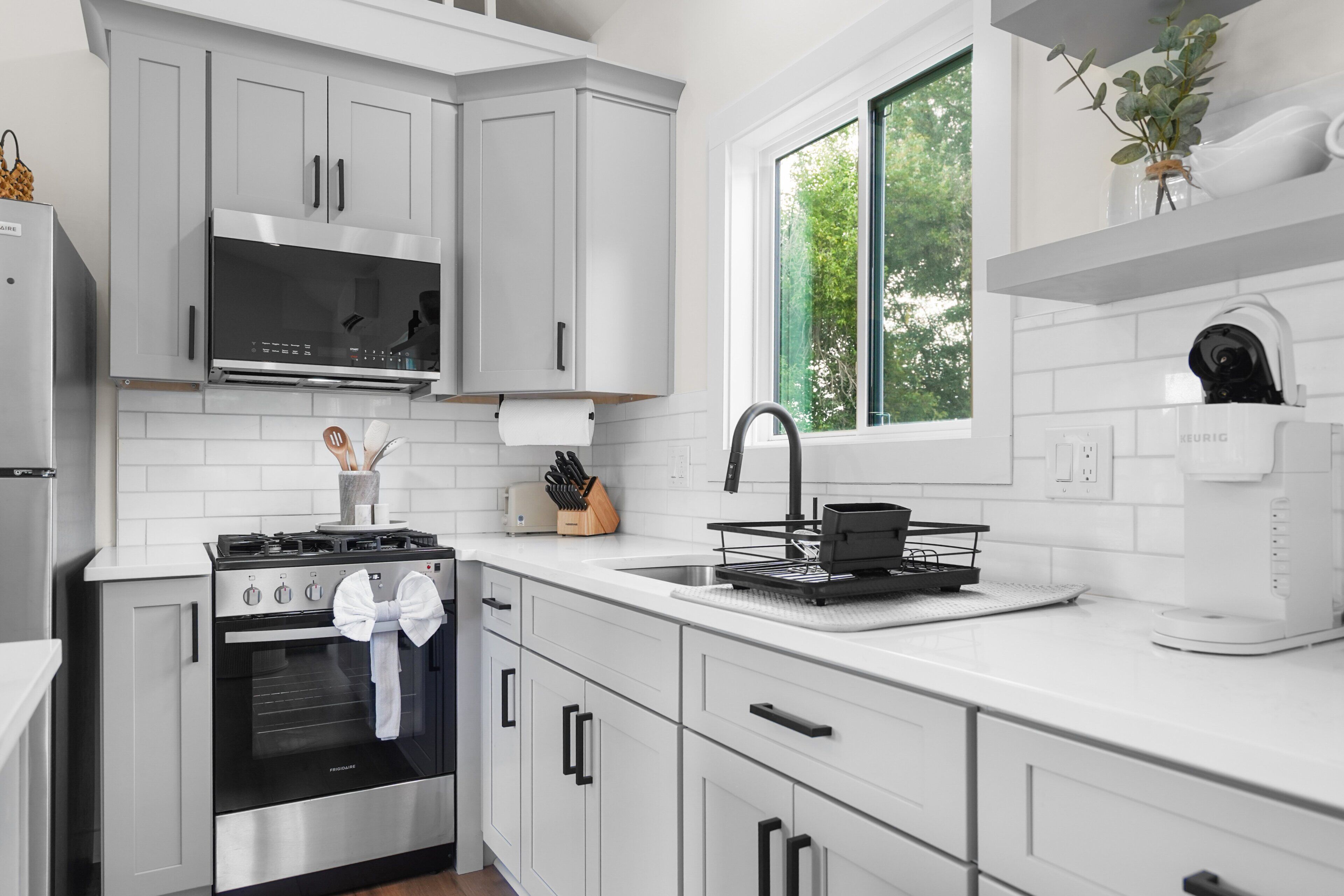 Coffee/tea maker, fridge, microwave, oven