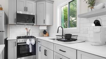 Coffee/tea maker, fridge, microwave, oven